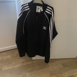 Adidas hoodie - Adidas sst hoodie från Jd, gott skick inte använd på ett tag. Storlek M