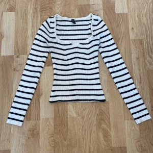 Stickad tröja - En elegant stickad tröja, i väldigt bra skick. Den är elastisk, är i väldigt bra skick. :)