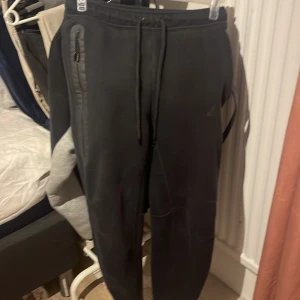 Nike tech byxor  - Svarta Nike tech byxor, storlek s, deme använda 9 gånger, äkta 