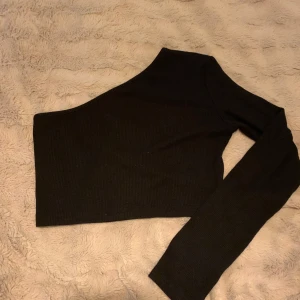 Tröja med en arm - En snygg svart tröja med en arm