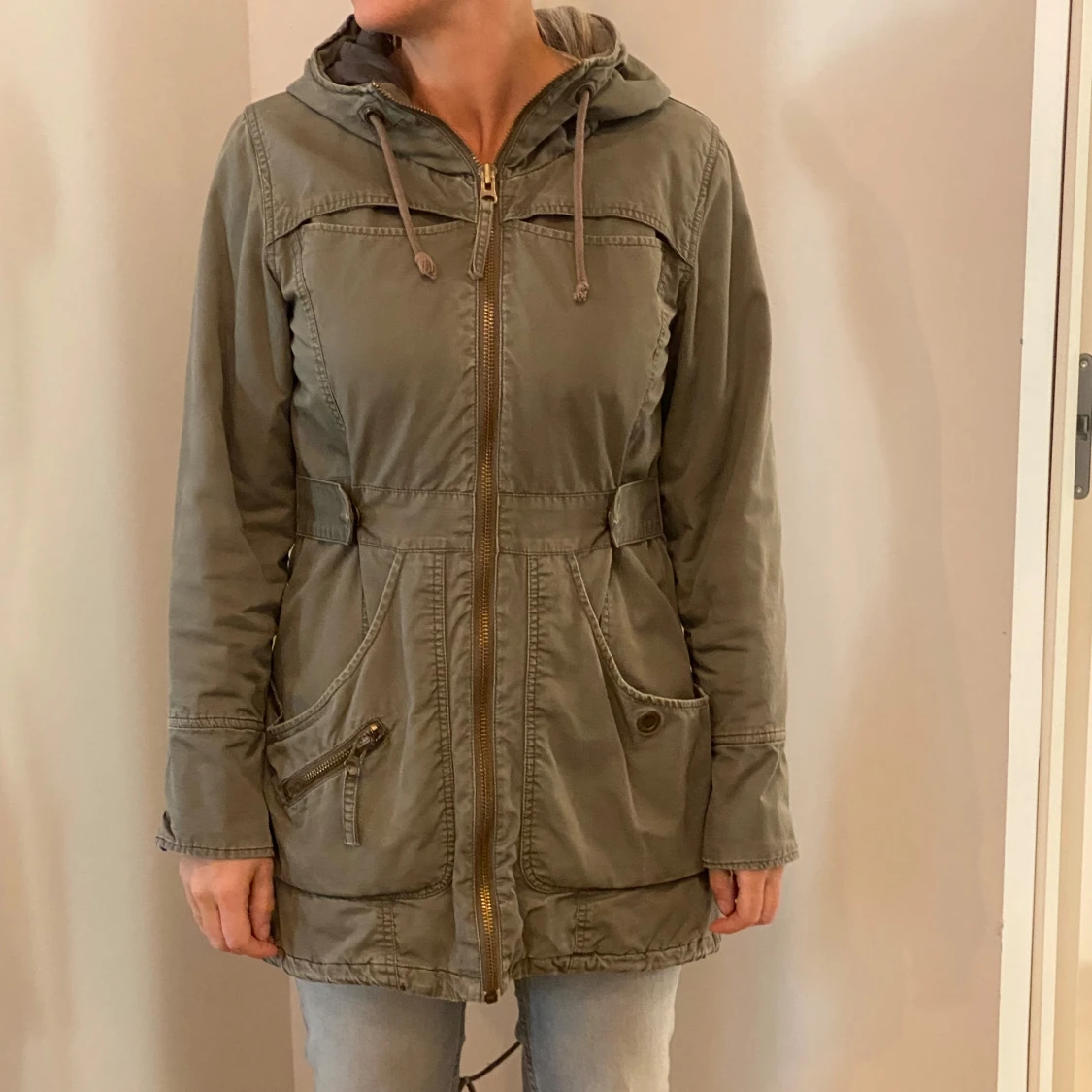 Olivgrön parkajacka med huva - 91
