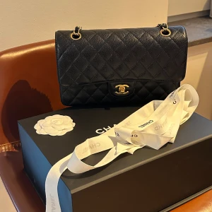 Chanel Classic Flap Medium  - Säljer min väl omhändertagande väska från Chanel. Den kommer tyvärr inte till användning hos mig. Köpt hos Chanel butiken 2022. Perfekt/ny skick inga skador eller liknande. Allt följer med, box, dustbag och kvitto. Pris kan diskuteras, snabb affär!
