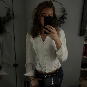 Figursydd Blus - Figursydd blus med puffärmar. Aldrig använd❣️