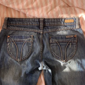 Low waist jeans - Mörkblå lågmidjade jeans med skitsnygga fickor. Raka/ lätt utsvängda ben. Säljer endast pga att de ej passar mig. Säljer flera jeans, kolla in dem!!