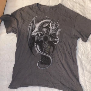 T-shirt - Fet tisha jag köpte på seams vintage, sitter baggy och passar med drainer stilen