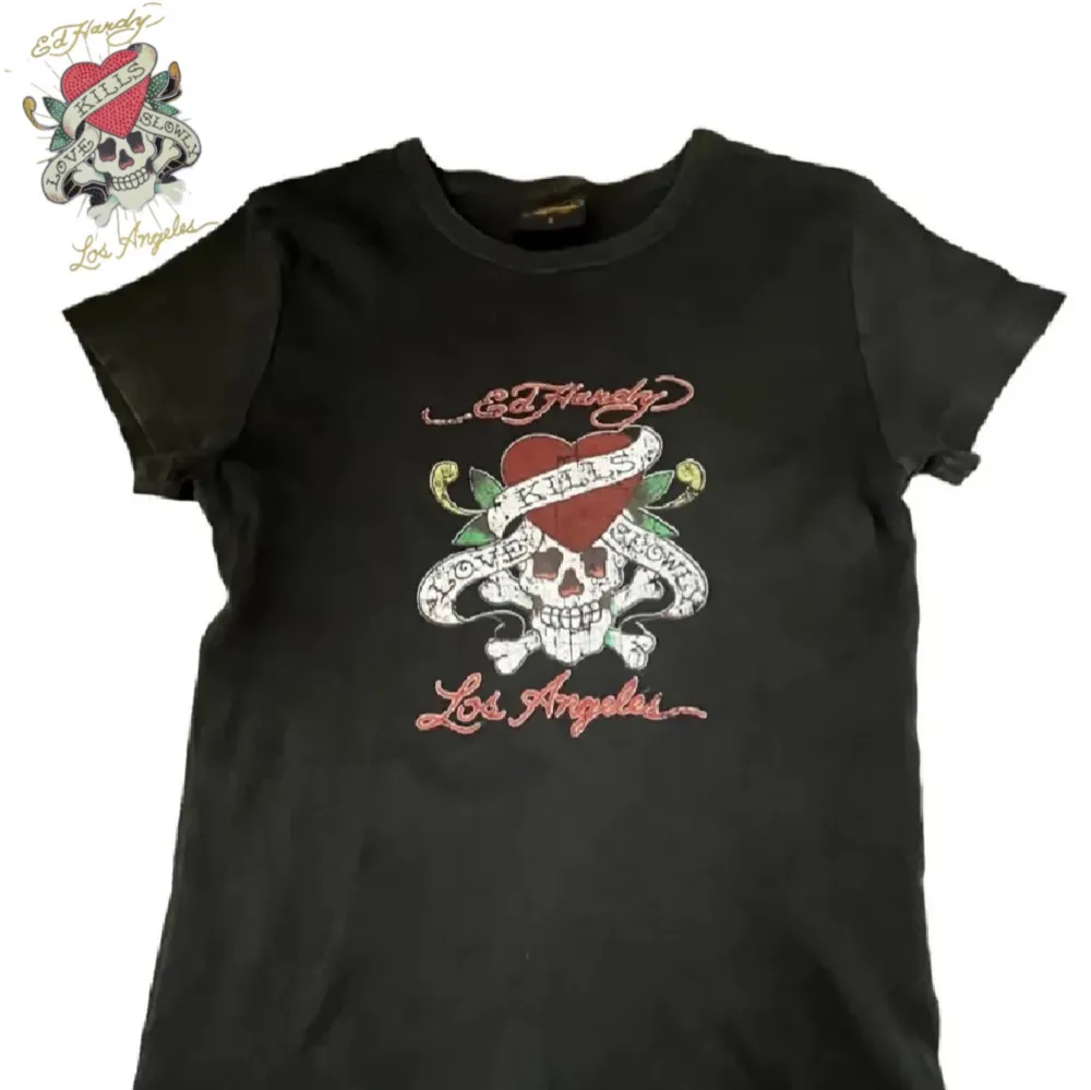 tjejtisha, äkta ed hardy. köpt helt ny på raglady! säljs för att den inte kommer till användning + inte min stil längre! PRIS KAN DISKUTERAS!!!🎀. Toppar.