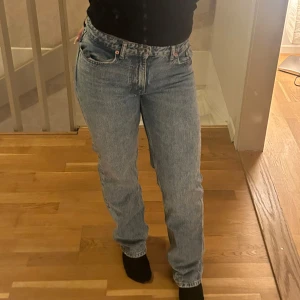 Blå jeans - Snygga zara jeans, mid/ låg midja och passar mig som är 165cm men skulle nog även passa 170cm.