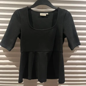 Volang topp - Säljer min sjukt fina topp ifrån Kappahl med Trekvartsärm! Den är i mycket bra skick och endast använd någon gång!💓säljer då den ej kommer till användning