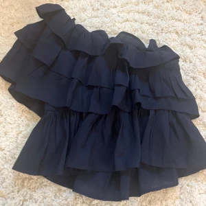 Blus från vero moda - Aldrig använt så den är i jättebra skick. Den slutar precis under naveln för mig som är 173💗