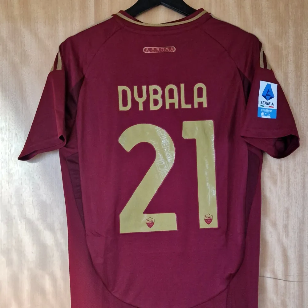 Paulo Dybala Roma repIika fotbollströja 24-25. Helt ny med tag.  Storlek: Small. Sportswear.