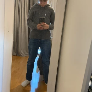 En grå Merinoull i S från Viellas - Skick 9/10 nästan aldrig använd säljer för använder inte längre, hör av er vid frågor eller funderingar kan gå ner i pris vid snabb affär . Kan ta emot byten