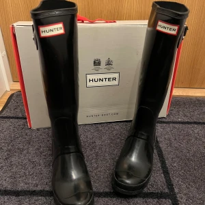 Hunter - Hunters i storlek 38, kommer i sin original förpackning! Allmänt fint skick, men förekommer vissa tecken på användning (kan skicka bilder), men syns inte i sin helhet!