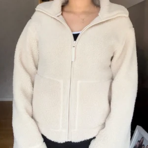 Hm teddy jacka - Funderar på att sälja min fina höstjacka då den inte kommer till användning längre  och behöver rensa garderoben!   Den är i mycket bra skick!  Endast seriösa köpare ! Inga bud under 500☺️ 