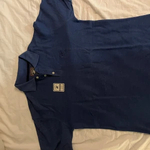 Polo piké  - Helt ny polo piké, lappen fortfarande kvar så man kan se den inte användts. Bara legat längst bak i garderoben 