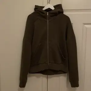 Hoodie från Zara. Boxig fit och den är lite åt den pösigare sidan. Nypris 600kr.