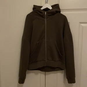 Zara hoodie - Hoodie från Zara. Boxig fit och den är lite åt den pösigare sidan. Nypris 600kr.