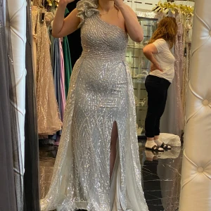 Fest klänning - Fest klänning som används endast en gång i några timmar. Ny pris är 7000kr mitt pris är 4000kr.