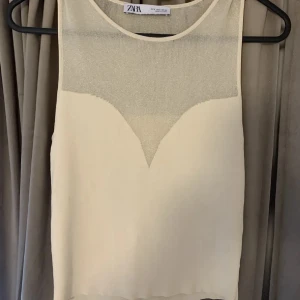 Topp från Zara - Vardags / festtopp från Zara ⚡️benvit och glitter mesh del upptill. Aldrig använd dvs toppskick