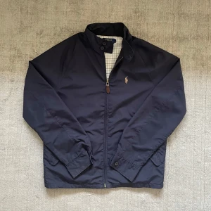 Ralph Lauren Harrington Jacka - Ge bud för snabb affär! En klassisk Ralph lauren Jacka, perfekt för old money stil, Stockholmsstil, eller grish. Skriv gärna om mått och andra frågor! Jackan har ett litet fel som finns på sista bilden.  Nypris: 2000kr+  Vårt pris: Endast 649kr