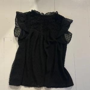 blus - En svart jätte fin blus. I storlek S använt kanske 4 gånger.