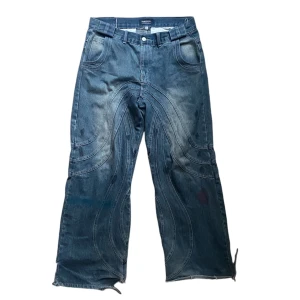 Baggy jeans  - Baggy jeans i storlek xl men passar mindre typ medium, väldigt förstörda längst ner på benet (se bild 2) utöver det är dom i bra skick! 