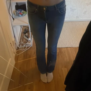 Lågmidjade  - Jätte snygga only jeans som tyvörr ej passar längre.  Använda x antal gånger men ej förstörda jätte bra skick Storlek M/32