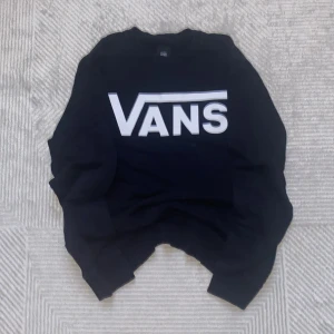 Vans sweatshirt men  - Vans sweatshirt, Size Medium. Mycket fin och bra skick. Bilderna är lite blåa i färgen men den är svart! Till män   #y2k #baggy #basic #sweater #vans #grey #jeans #jorts #suit #clothing #cool #gorpcore #men #women #aesthetic #clean #vintage #vansclot