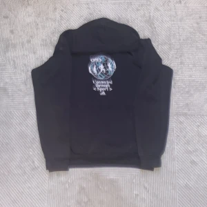 Adidas hoodie grå män - En jätte fin adidas hoodie med tryck på framsidan. Hoodien har en stor framficka och en jätte bra passform. Det är hoodie för herr.  #vintage #adidassneaker #hoodie #jeans #baggyjeans #baggy #opium #drain #goth #modern #mode #women #men #nice #croppe