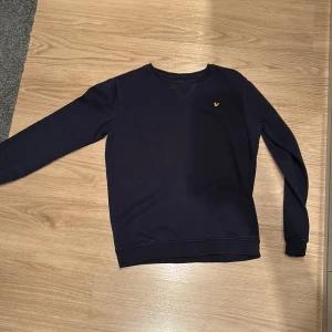 Lyle and scott tröja - Hej säljer nu min Lyle and scott tröja som är använd 2-5 gånger då den inte kommer till användning det är en jätte snygg tröja som är perfekt nu för hösten ny pris runt 600-800 mitt pris 299 skick 10/10 kan gå ner i pris vid snabb affär. Är storlek 164-170 är som xs i vuxen 