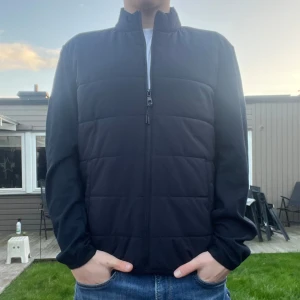 Mörkblå cardigan - Stilig mörkblå cardigan som passar till det mesta. Den är i bra skick, Storlek L men passar M/S. Skriv vid minsta intresse, pris kan diskuteras vid smidig affär 😀