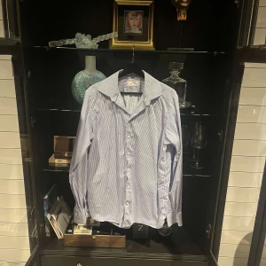ETON SKJORTA - Tjenare! Säljer nu denna feta skjortan👍 | skick: 9/10 | nypris:1700 | modell: Eton striped slim| pris kan diskuteras | Tveka inte på att höra av dig vid ytterligare frågor samt fler/bättre bilder!☺️