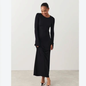 Svart långklänning - Svart långklänning från Gina🩷Använd en gång🩷Nypris 400 kr🩷