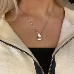 Silverhalsband med hjärt-berlock - Superfint silverhalsband🙌