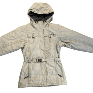 The North Face belted parka - Snygg, varm och skön jacka fran The North Face. Nice passform och förgen vit. Skönt fodrad så den funkar en hel vinter och den passar även bra som skidjacka. Den är i använt men väldigt bra skick, den har inga defekter. Läs min bio, dm frågor & intre