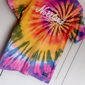 Färgglad tie-dye t-shirt från Norrland S - Säljer en supercool tie-dye t-shirt från Norrland i regnbågens alla färger. Den har en avslappnad passform. T-shirten är kortärmad och gjord i mjuk bomull. Perfekt för festivaler eller bara hänga med kompisar! 🌈 Strl S