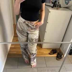 Jeans från jaded london - Säljer nu ett par snygga jeans med unikt mönster  som går att ha både till vardags men även till att styla snyggt🧡. De är i nyskick med tagg kvar från märket jaded london köpta från zalando för ca. 900. Strl:W28 , jag brukar ha S och är 164 lång🌼🌼🌼