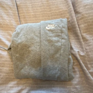 gråa mjukisbyxor  - Säljer sköna mjukisbyxor från nike🙌 Bara att höra av vid frågor!