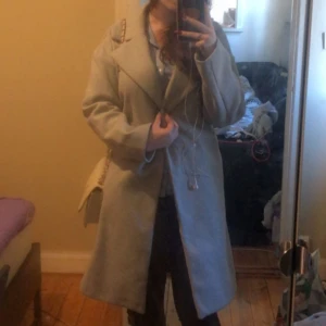 Jacka - Säljer min gråa kappa från lager157. Lite suddiga bilder men kan skicka bättre bilder på den vid behov.  Knappt använd. Storlek S-L minns inte exakt