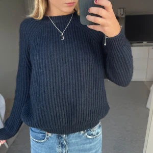 Stickad tröja - Blå stickad tröja