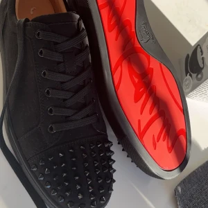 Loubetins skor - De här skorna är väldigt bra skick och super fina och den passar nästan alla outfits/stilar. 