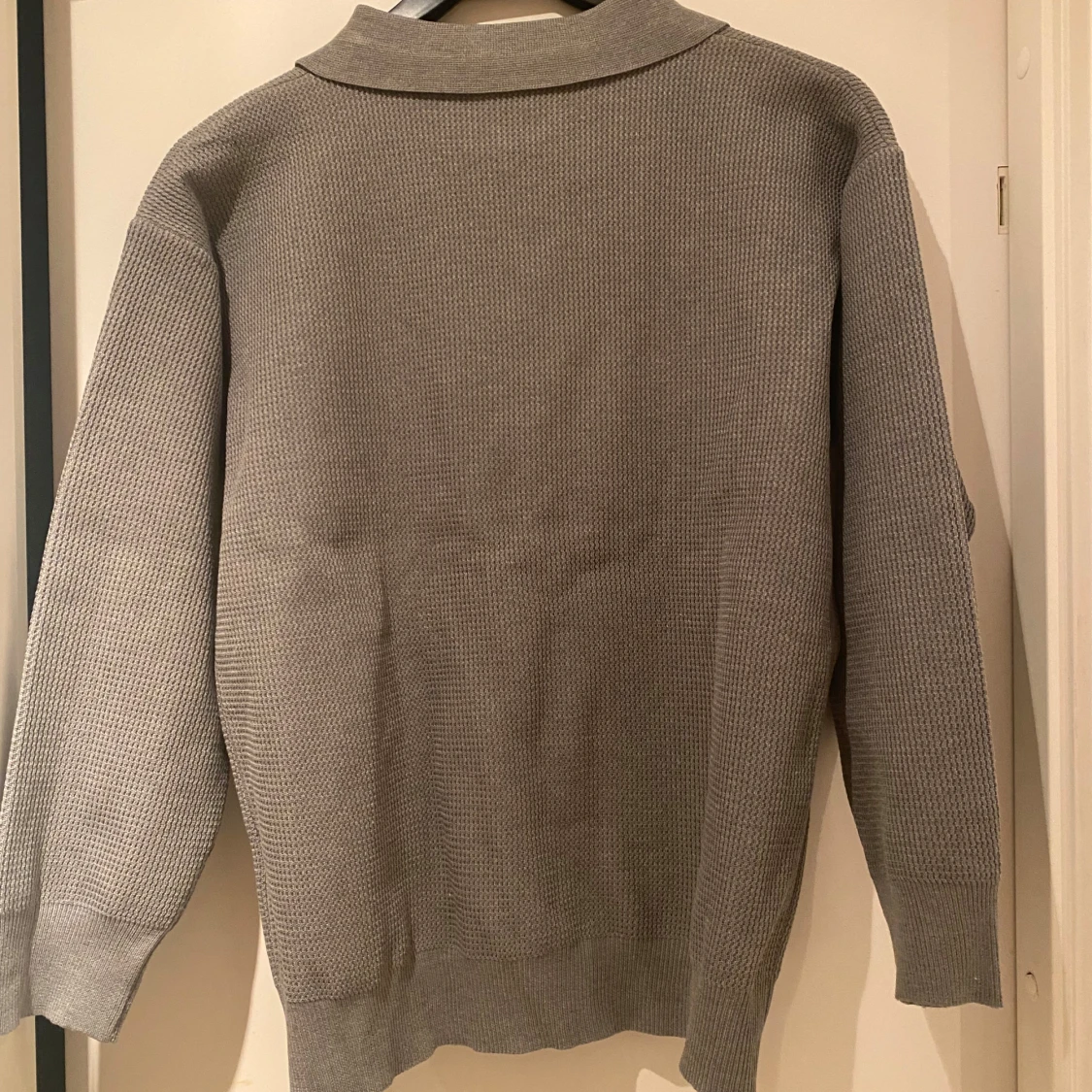 Grå stickad tröja med krage - 2