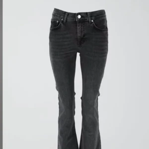 Grå low waist bootcut jeans - Säljer dessa snygga low waist bootcut jeans pga de kommer inte till användning. Är i mycket bra skick och använd endast fåtal gånger samt inga defekter. Regular längd och väldigt stretchiga. Pris kan diskuteras