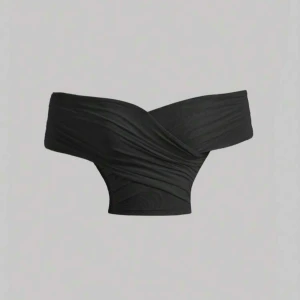 Svart offshoulder topp - Snygg svart offshoulder topp med omlott-design från shein. Den är ny och har använts 1 gång!