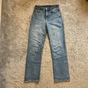 Blå jeans från Pieces - Snygga blå högmidjade jeans från Pieces i klassisk femficksmodell. De är lite vida i benen men skulle inte säga att det är rak passform. Skriv för fler bilder eller funderingar💕