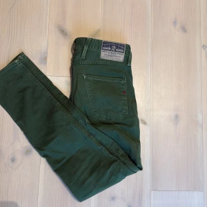 Replay Anbass i Storlek 30/32 - | Replay Anbass | Storlek: 30/32 | Färg: Grön | Mycket fint skick!