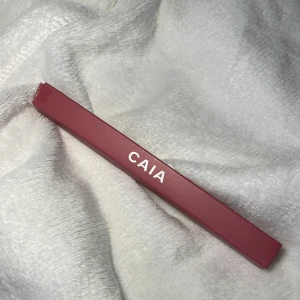 Läpppenna Springbrook från CAIA - Snygg läppenna i nyansen Springbrook från CAIA. Originalpris 145krz Har endast ritat ett streck på handen, så inte testad på läppparna, helt ny! Säljer pga fel färg. Skriv vid frågor ❤️