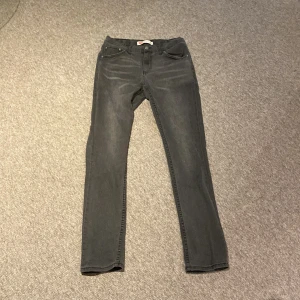 Grå Levis 512 Slim Taper Jeans - Säljer nu mina grå/svarta Levis 512 Slim Taper jeans. Eftersom dem är för små, utmärkt skick.         Hör av dig vid intresse!