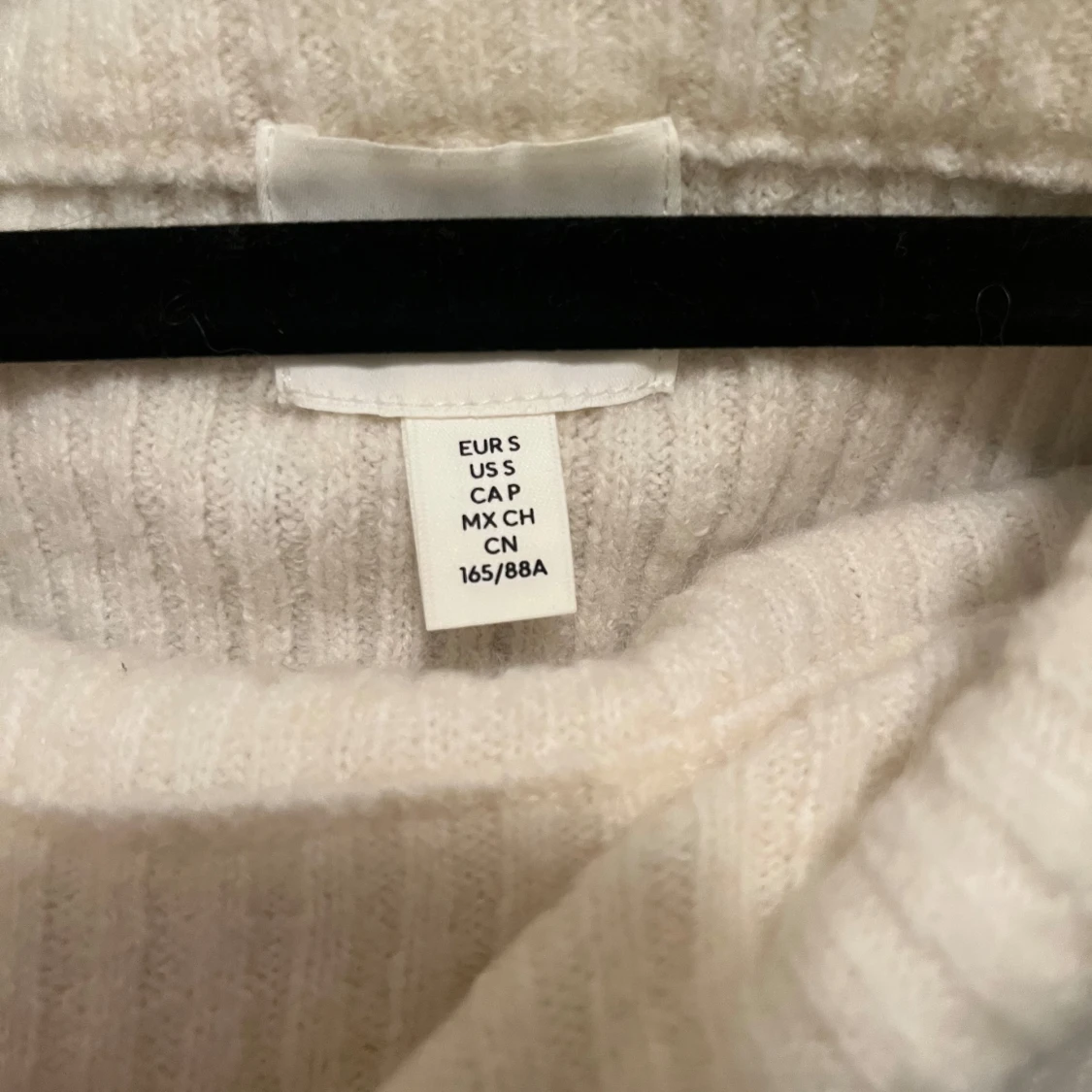 Vit ribbad offshoulder tröja - 1