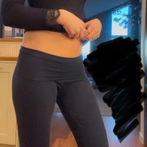 Marinblåa yogaleggings - Snygga marinblåa leggings med låg midja och tight passform. Perfekta för en avslappnad stil eller träning. De är stretchiga och bekväma, vilket gör dem till ett mångsidigt plagg i garderoben.