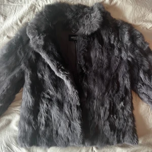 Hollister kaninpäls - Hollister blyertsgrå kaninpäls. Bra skick. (nypris 2.500)